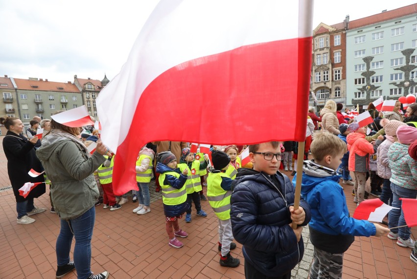 Żywa flaga na Rynku w Bytomiu - w akcji wzięło udział ponad...