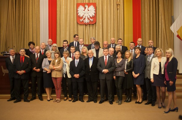 Radni stanęli do wspólnej fotografii, aby mieć pamiątke z mijającej kadencji, ale później wielu z nich opuściło salę obrad