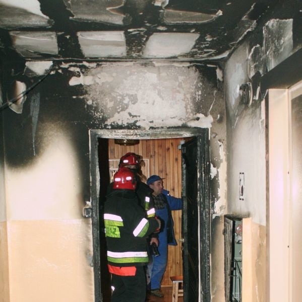 Ogień podłożony pod drzwiami nie zdążył przeniknąć do wnętrza mieszkania. Skończyło się  na zniszczeniu części klatki schodowej.