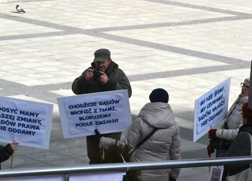 Strajk Obywatelski w Bielsku-Białej: garstka na placu Chrobrego