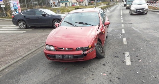 Do zdarzenia doszło w czwartek, 23 stycznia, na ul. Batorego. Zderzyły się fiat, opel i volvo. Na miejsce wezwano policje. To były dwie osobne kolizje. Do zderzenia trzech samochod&oacute;w doszło na ul. Batorego przy skręcie do Intermarche. Najpierw zderzyły się fiat i opel. Tutaj winnym był kierowca opla, kt&oacute;ry został ukarany mandatem. Dostał też 6 punkt&oacute;w karnych za spowodowanie kolizji. W drugim przypadku, gdzie zderzyły się volvo i opel, winną została uznana kierująca volvo. Dostała mandat oraz punkty karane. Na ul. Batorego nie ma już utrudnień w ruchu.Zobacz r&oacute;wnież: Zielona G&oacute;ra. Zderzenie busa i bmw na drodze łączącej os. Pomorskie z drogą S3&lt;script async defer class=&quot;XlinkEmbedScript&quot;  data-width=&quot;700&quot; data-height=&quot;393&quot; data-url=&quot;//get.x-link.pl/97154838-b3da-9f32-2551-fa5faf11ed12,9c24068f-2c71-d4a3-ff1a-8e56897f1435,embed.html&quot; type=&quot;application/javascript&quot; src=&quot;//prodxnews1blob.blob.core.windows.net/cdn/js/xlink-i.js?v1&quot; &gt;&lt;/script&gt;&lt;center&gt;&lt;div class=&quot;fb-like-box&quot; data-href=&quot;https://www.facebook.com/gazlub/?fref=ts&quot; data-width=&quot;700&quot; data-show-faces=&quot;true&quot; data-stream=&quot;false&quot; data-header=&quot;true&quot;&gt;&lt;/div&gt;&lt;/center&gt;