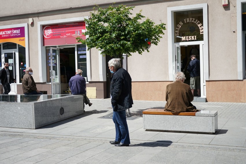 Restauratorzy, fryzjerzy i kosmetyczki wznowili swoją działalność. Jak było w pierwszy dzień na Podkarpaciu? [ZDJĘCIA]