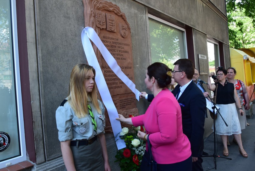  Przyjaźń  cementowana krwią – odsłonięcie tablicy upamiętniającej solidarność polsko-węgierską w Ostrowcu