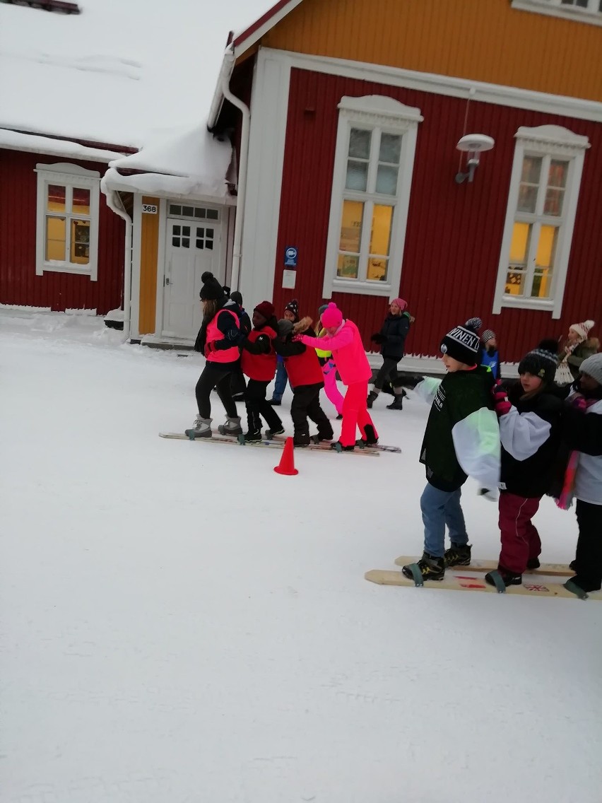 Uczniowie z Kowali gościli w Finlandii. Biegi po zaspach i inne niezwykłe wrażenia (ZDJĘCIA) 