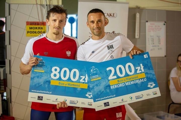 Michał Poprawa (z lewej) oraz prezes i trener Kmity Artur...