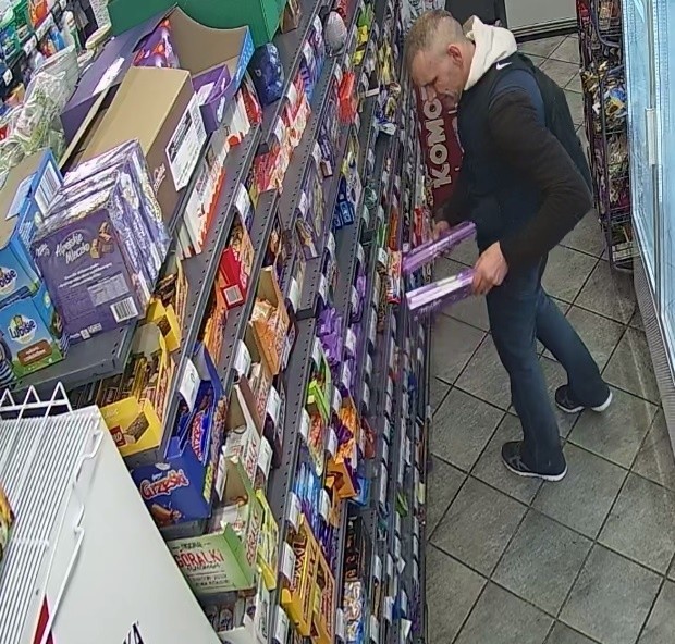 Białystok. Złodzieje sklepowi kradli w sklepie Carrefour przy ul. Kolejowej. Policja udostępniła wizerunki [ZDJĘCIA]