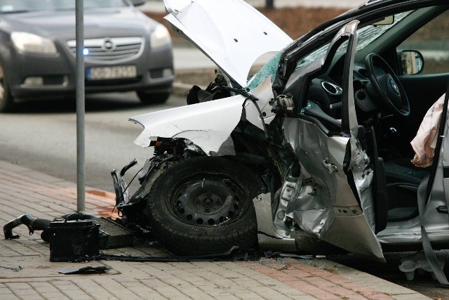 Mapą refleksji można nazwać inicjatywę Komendy Głównej Policji, która na swojej stronie internetowej pokazuje stale aktualizowana mapę wypadków drogowych ze skutkiem śmiertelnym, mających miejsce od początku tegorocznych wakacji. Być może taka forma uświadomi wielu kierowcom do jak licznych tragedii dochodzi na naszych drogach.Fot. Dariusz Gdesz