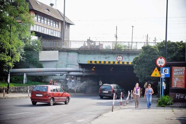 Przejazd pod linią kolejową prowadzącą w kierunku Gliwic i Raciborza wygląda paskudnie. Z elewacji odpadają całe płaty tynku.