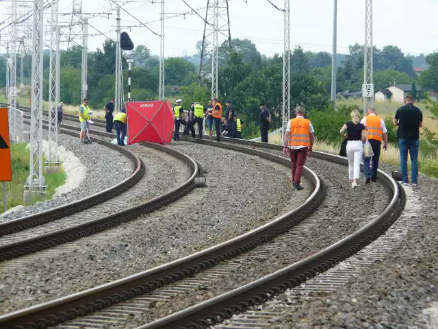 Do tragicznego wypadku doszło w okolicy przejazdu kolejowego na ul. LutomierskiejZDJĘCIA I WIĘCEJ INFORMACJI - KLIKNIJ DALEJ