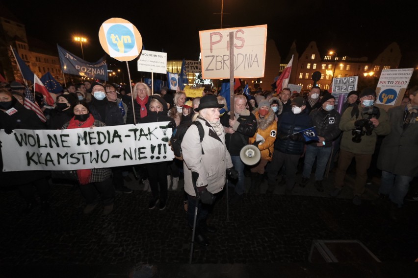 Przeciwko przyjęciu lex TVN protestował w Poznaniu tłum...