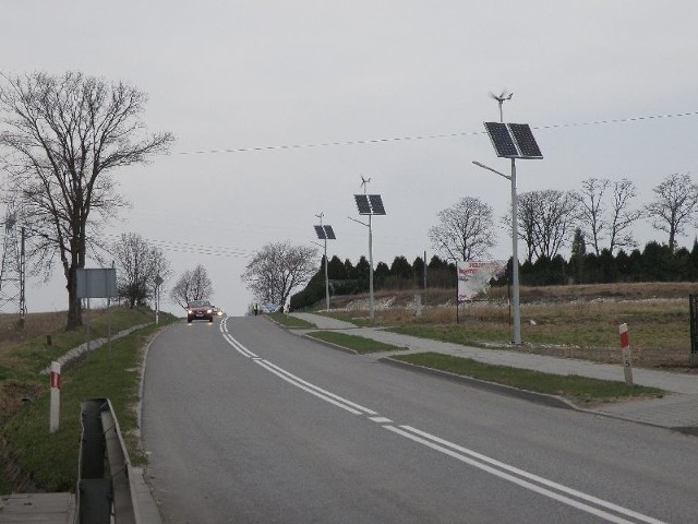 Na terenie gminy Kije zostanie zamontowanych w sumie 190 lamp hybrydowych. Ich instalacja już dobiega końca. Te lampy na zdjęciu stoją przy drodze wojewódzkiej numer 766 w Kijach.