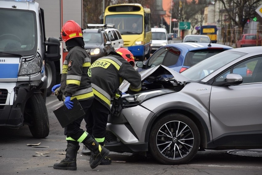 Tarnów. Radiowóz zderzył się z toyotą. Na sygnale wjechał przy czerwonym świetle na skrzyżowanie al. Solidarności i Klikowskiej [ZDJĘCIA]