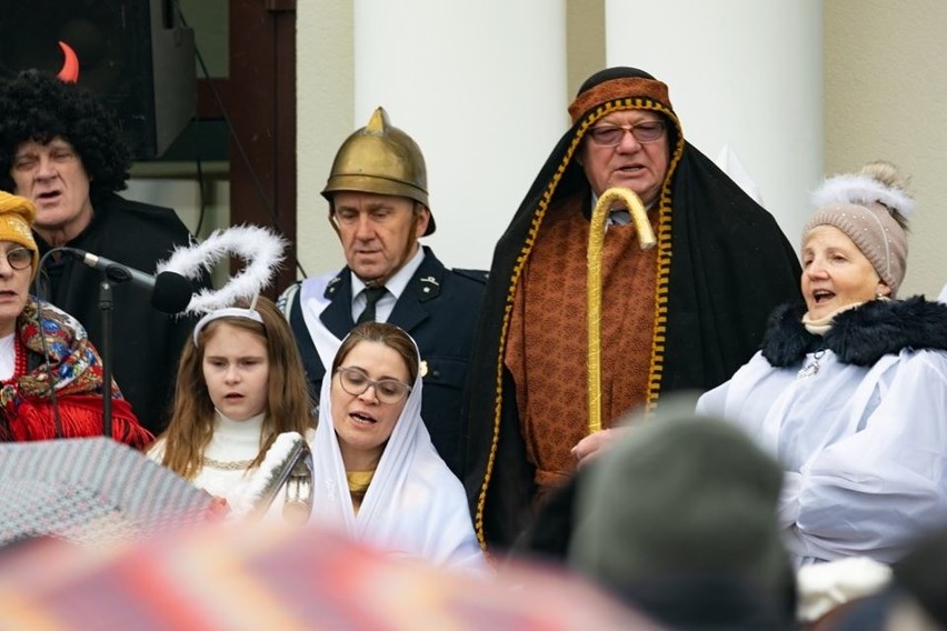 Orszak Trzech Króli w Wysokiem Mazowieckiem 2020. Podczas marszu śpiewano kolędy (ZDJĘCIA)