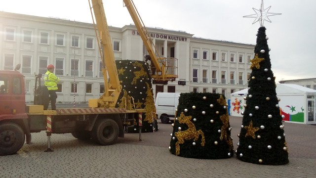 W poniedziałek demontowana była choinka na Placu Piłsudskiego przy Domu Kultury