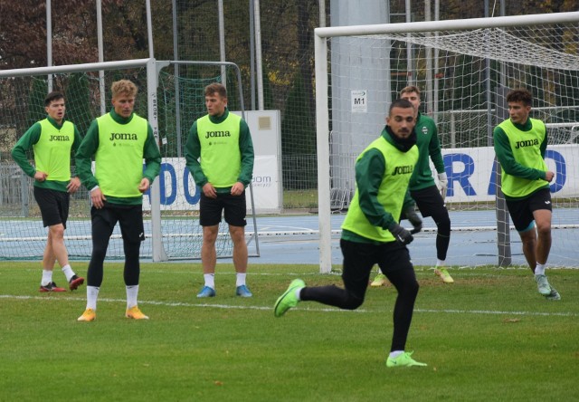 Ostatni trening przed piątkowym meczem Radomiaka z Cracovią w Krakowie (godzina 18) radomscy piłkarze odbyli na głównym boisku przy ulicy Narutowicza 9. W zajęciach uczestniczyli wszyscy piłkarze, poza kontuzjowanym Portugalczykiem Goncalo Silvą i odsuniętym od pierwszego zespołu Miłoszem Kozakiem. Atmosfera w zespole jest bardzo bojowa. Dariusz Banasik, trener zielonych ma można powiedzieć komfortową sytuację, jeżeli chodzi o kadrę na to spotkanie. W porównaniu do ostatniego wygranego meczu 3:1 z Górnikiem Łęczna, do kadry meczowej i wszystko wskazuje do wyjściowego składu wraca Michał Kaput, defensywny pomocnik. ZOBACZ ZDJĘCIA Z CZWARTKOWEGO TRENINGU