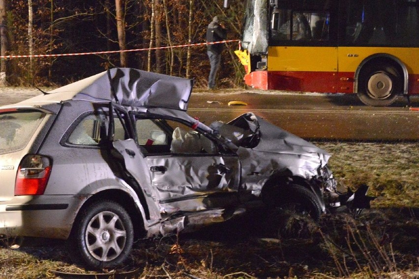 Tragiczny wypadek w Borkowie, nie żyje kobieta. Zderzyły się autobus i osobówka