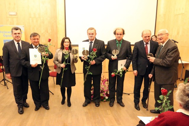 Od lewej: wicemarszałek Grzegorz Sawicki,  Adam Wołkowski, Gabriela Dworakowska, Tadeusz Tadla, Przemysław Ślusarczyk, marszałek Andrzej Buła i Adolf Kuehnemann.