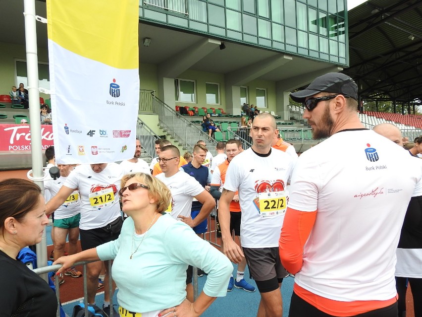 Łomża. 4. edycja PKO Bieg Charytatywny na stadionie. Pomagali z każdym krokiem i pokonywali rekordy [ZDJĘCIA, WIDEO]