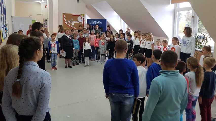 Akcja "Szkoła do Hymnu". Wzięli w niej udział uczniowie Szkoły Podstawowej w Borkowie [ZDJĘCIA]