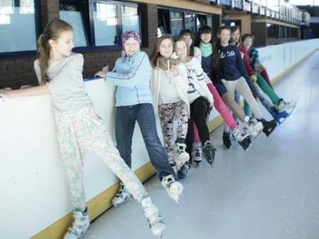 Jedną z lekcji wf nauczyciele zorganizowali na białostockim lodowisku. Zabawa i ruch na łyżwach bardzo spodobały się m.in. uczennicom klasy 6d.