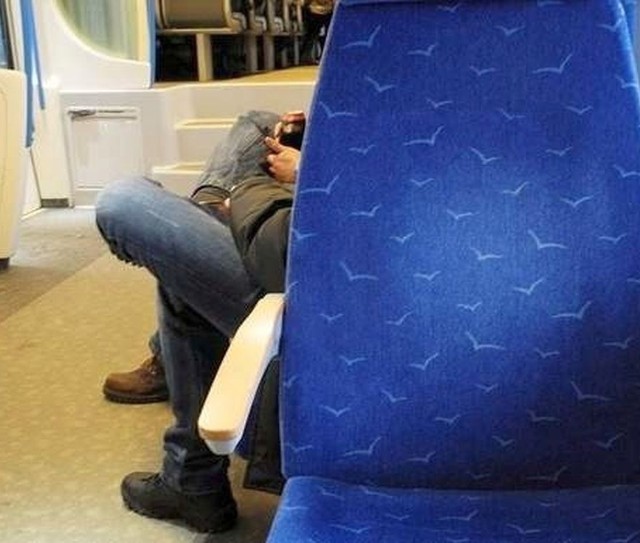 Znajdujący się pod wpływem alkoholu pasażer pociągu relacji Jelenia Góra - Gdynia powiedział konduktorowi, że nie ma ani biletu, ani dokumentów. Zajęli się nim inowrocławscy policjanci