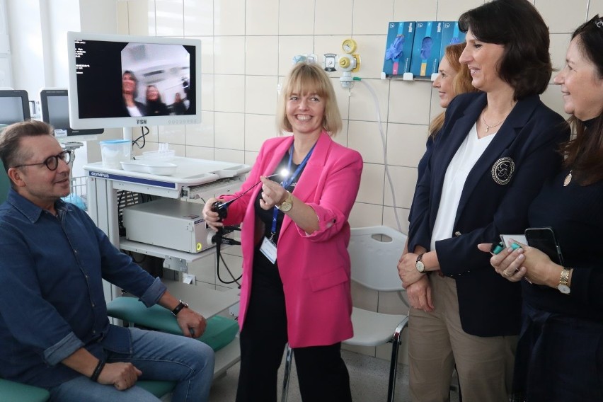 Lekarz Dorota Czech prezentuje nowoczesny endoskop.