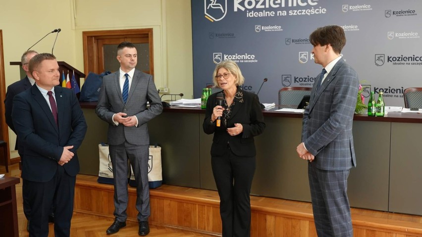 Podziękowania dla Elżbiety Stąpór od władz Kozienic i nagrody burmistrza rozdano na sesji Rady Miejskiej. Zobacz zdjęcia