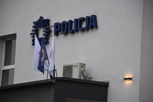 Na budynku Komendy Powiatowej Policji w Pleszewie zawisły flagi NSZZ Policjantów.