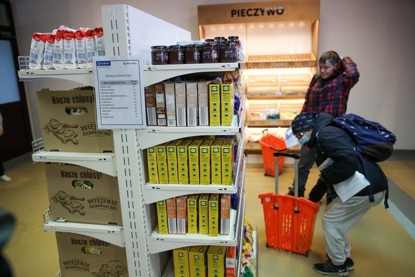 Sklep socjalny w Krakowie wydał już dziesiątki ton żywności. Kto może zostać klientem "Dobrego Sklepu"?