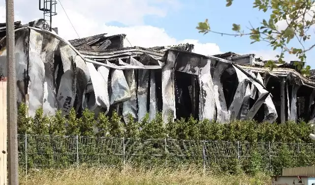 Po pożarze z hali zostały tylko zgliszcza.