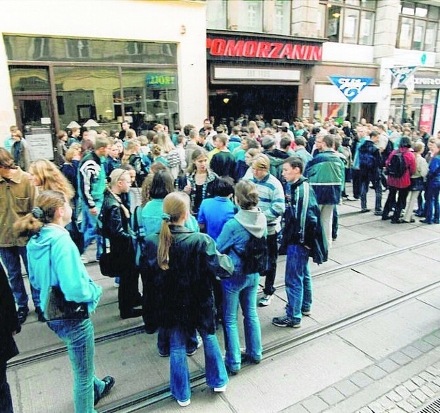 Przed południem taki tłum widzów przed Pomorzaninem zwiastował, że wyświetlana jest ekranizacja lektury szkolnej. W tym przypadku - „Quo vadis”