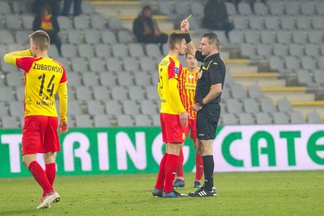 Piłkarze Korony Kielce w niedzielę zmierzą się z Cracovią w meczu 19. kolejki ekstraklasy. Spotkanie rozpocznie się o godzinie 15 na Suzuki Arenie.Będzie to ostatni mecz Korony w tym sezonie przed własną publicznością. Może to również być pożegnalny występ dla kilku piłkarzy. Chodzi między innymi o kapitana Adnana Kovacevicia. Kontrakt z Koroną ma do 30 czerwca 2020 roku, ale jeśli kielecki klub chce zarobić na transferze, musi sprzedać Bośniaka w przerwie zimowej. Na brak ofert środkowy obrońca nie może narzekać.Posłuchajmy, co Adnan Kovacević mówi o meczu z Cracovią i o odejściu z kieleckiego klubu. (dor)