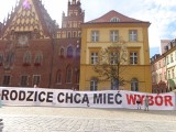 Rodzice 6-latków chcą zmienić prawo. Zorganizowali happening w Rynku (ZDJĘCIA)