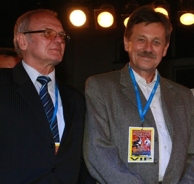 Podczas bokserskiej gali komisarz Marian Sierpatowski (z prawej) brylował na ringu w towarzystwie legendarnego pięściarza Jerzego Kuleja.