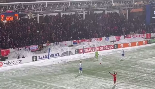 Bramkarz HJK Helsinki obrzucony śnieżkami.
