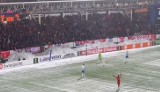 Liga Konferencji. Bramkarz HJK obrzucony śnieżkami w meczu na śniegu. Na murawie pojawiły się także... pługi śnieżne