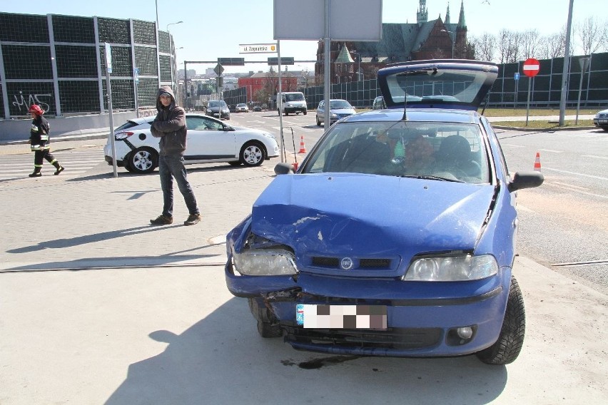 Fiat palio po zderzeniu z renaultem megane na ulicy 1 Maja w...