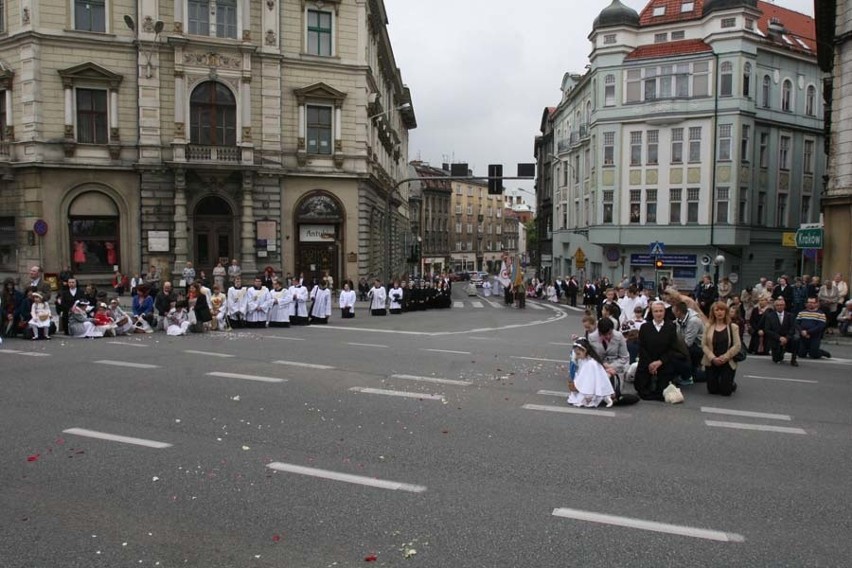 Tłumy wiernych na procesji Bożego Ciała, która przeszła ulicami Bielska-Białej [ZDJĘCIA]