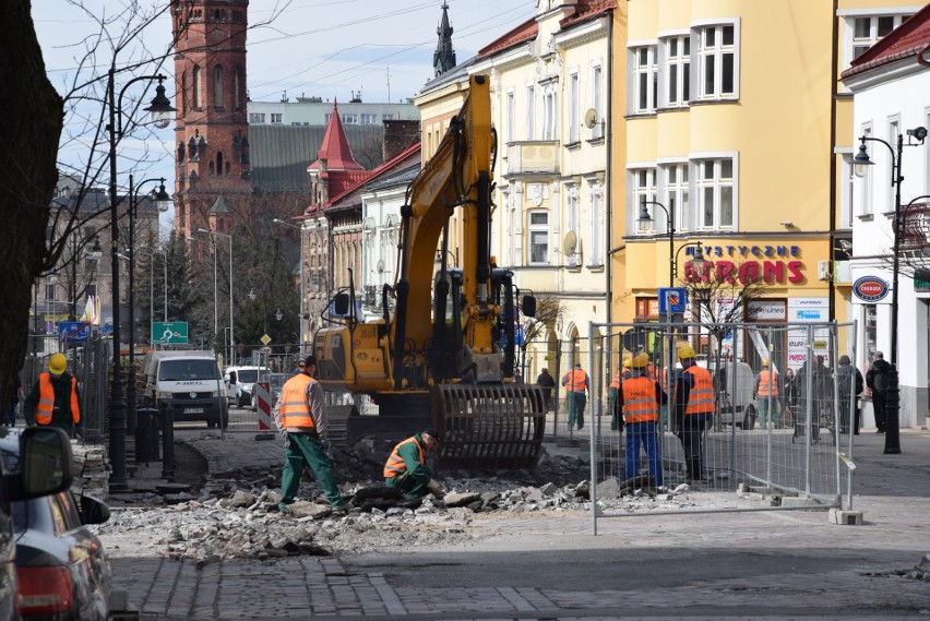 Tarnów. Utrudnienia na Krakowskiej. Robotnicy zrywają porfirową kostkę 