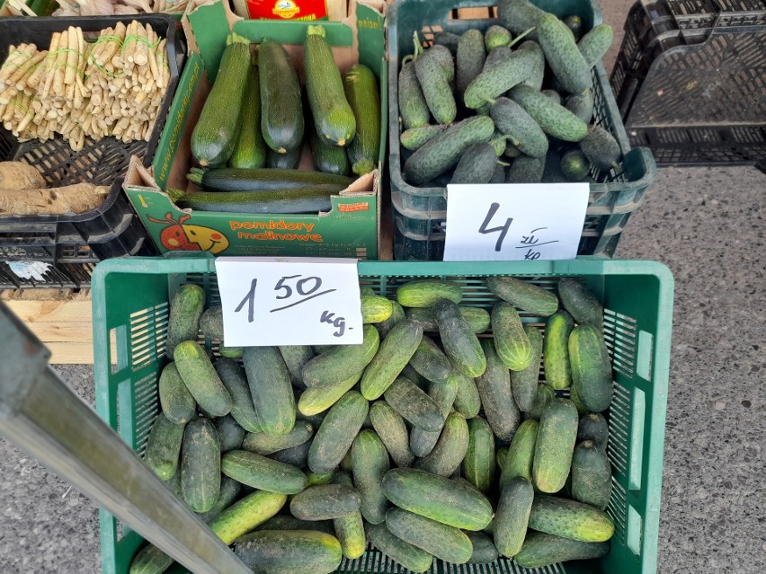 Ceny warzyw i owoców na giełdzie w Sandomierzu. Ile kosztowały pomidory, ogórki, czy jabłka? Sprawdźcie. Jest taniej? [ZDJĘCIA]