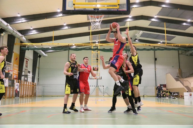 W środę, 3 stycznia, koszykarze BC Swiss Krono Żary rozegrali zaległy mecz z Dijo Polkąty Maximus Kąty Wrocławskie w 2. lidze koszykówki.