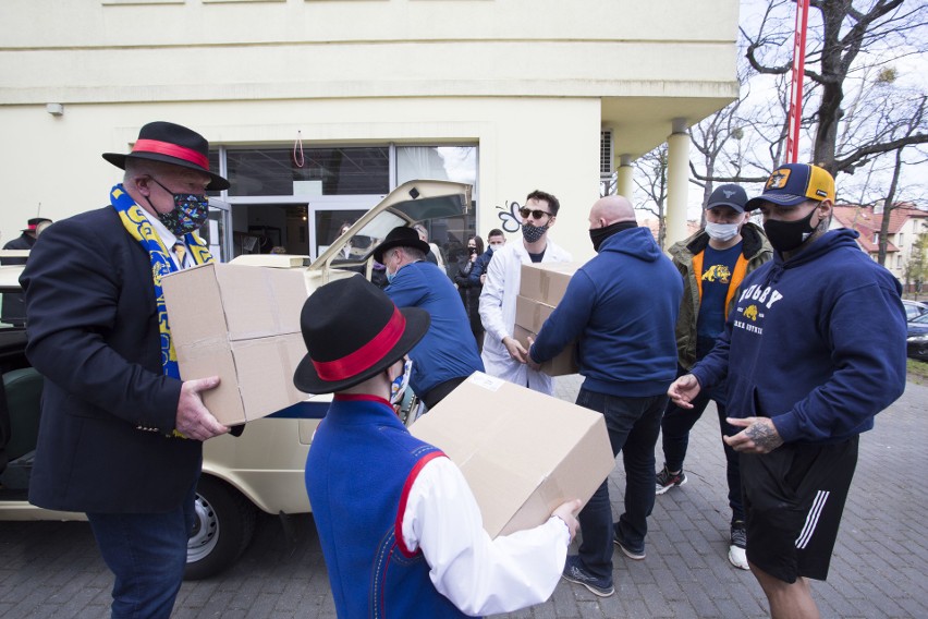 Gdyńscy sportowcy przywieźli sprzęt dla dzieci zabytkowym...