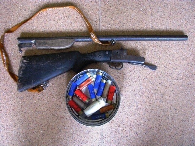 Broń i amunicja znalezione podczas przeszukania w gminie Tarłów.