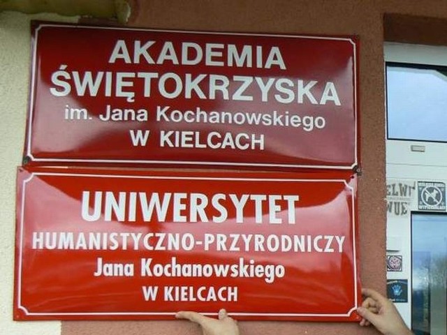 W marcu 2008 roku zmieniano tablice  Akademii Świętokrzyskiej na Uniwersytetu Humanistyczno - Przyrodniczego. Dziś konieczna będzie kolejna zmiana.