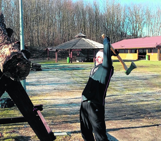 Barbara Madejczyk ciężko i  solidnie pracuje, rąbie też drewno w  Cetniewie, by zdobyć odpowiednią siłę do rzutów oszczepem