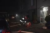 Pożar budynku mieszkalnego w Miastku na ulicy Małopolskiej. Ewakuowano mieszkańców [zdjęcia, wideo]