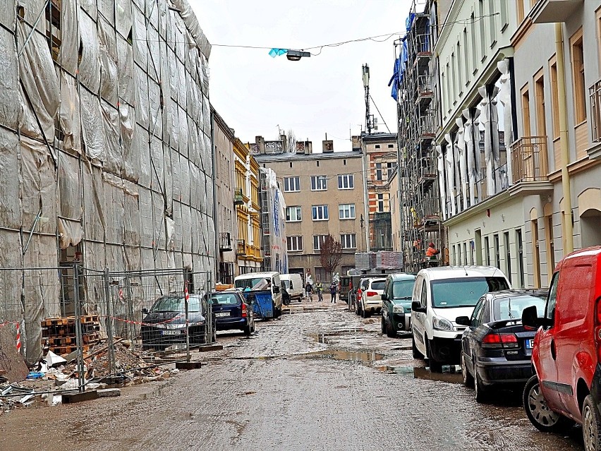 Ul. Włókiennicza, czyli plac wielu budów. Metamorfozę przechodzą kamienice i ulica, buduje się pasaż. ZDJĘCIA