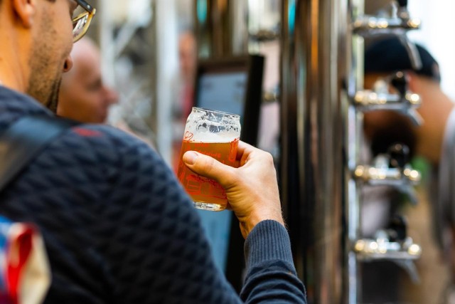 Konsumenci mogą wybierać spośród bogatej oferty piw - specjalności, piw smakowych, chmielowych trunków z zawartością procentów oraz nisko- i bezalkoholowych.