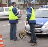 Dzieci zostały bez opieki. Wpadły pod nadjeżdzający samochód!