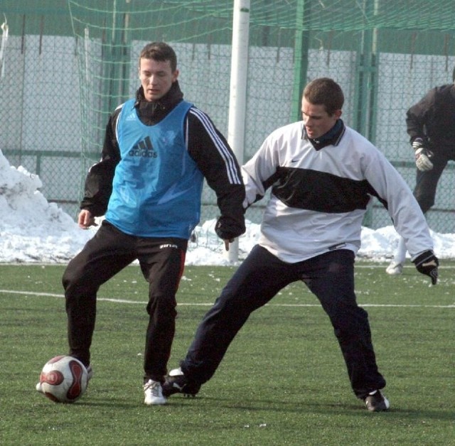 Patryk Wajszczuk (z lewej) został nowym zawodnikiem Broni.